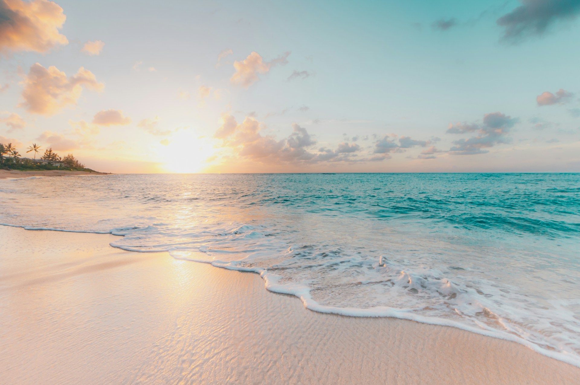 Atardecer sobre la costa de la Riviera Maya con mar turquesa y selva